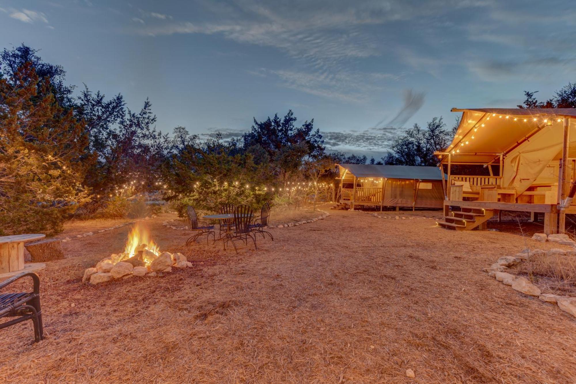 ホテル 12 Fires Luxury Glamping With Heating #1 ジョンソンシティ エクステリア 写真